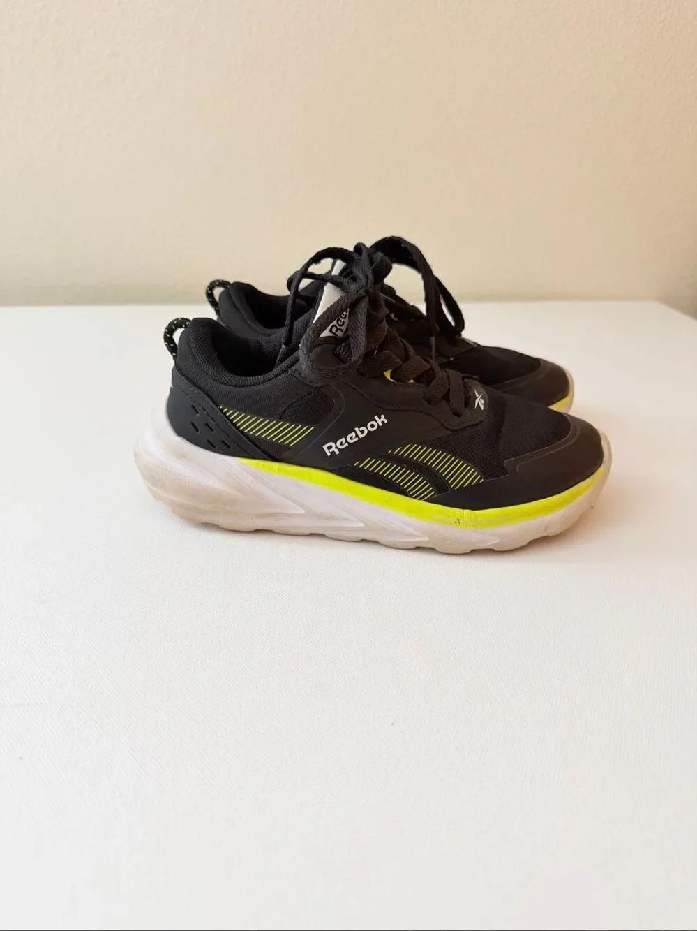 Reebok Boys Athletic Running Shoes Sneakers Black/Yellow/White sz 1